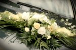 samochód ślubny w kwiatach